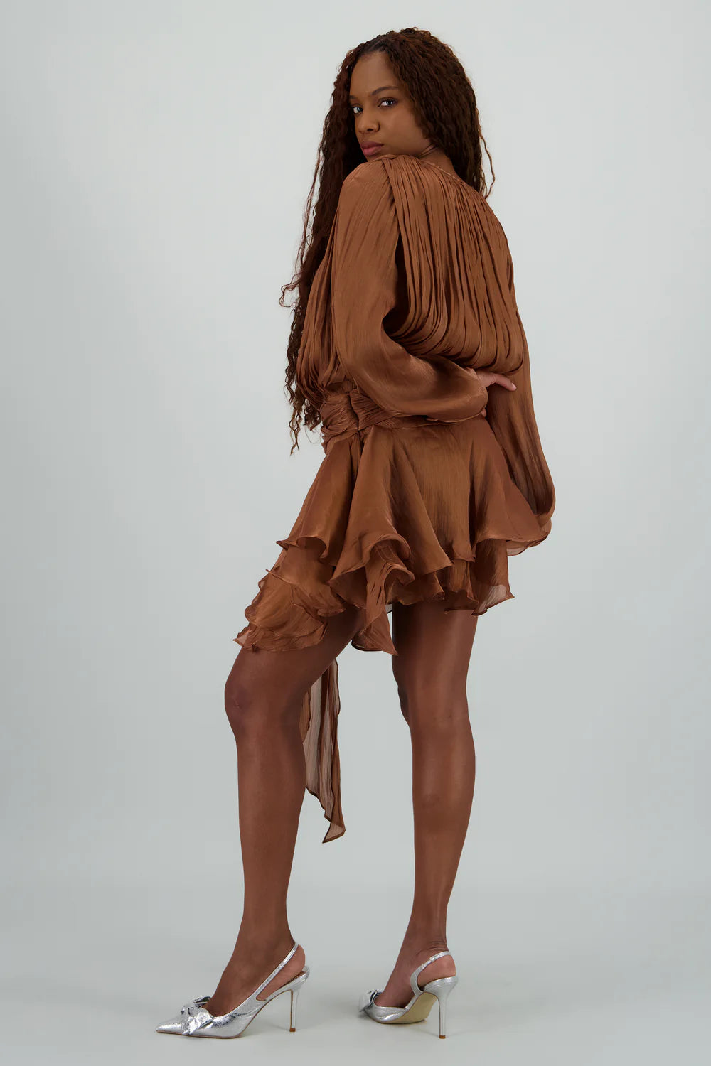 Robe courte plissée à volants