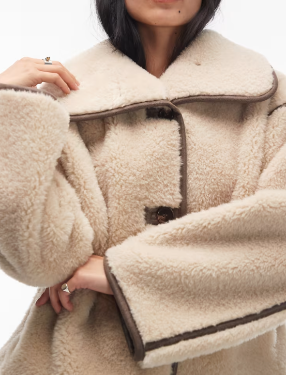 Veste court à col large à bord marron