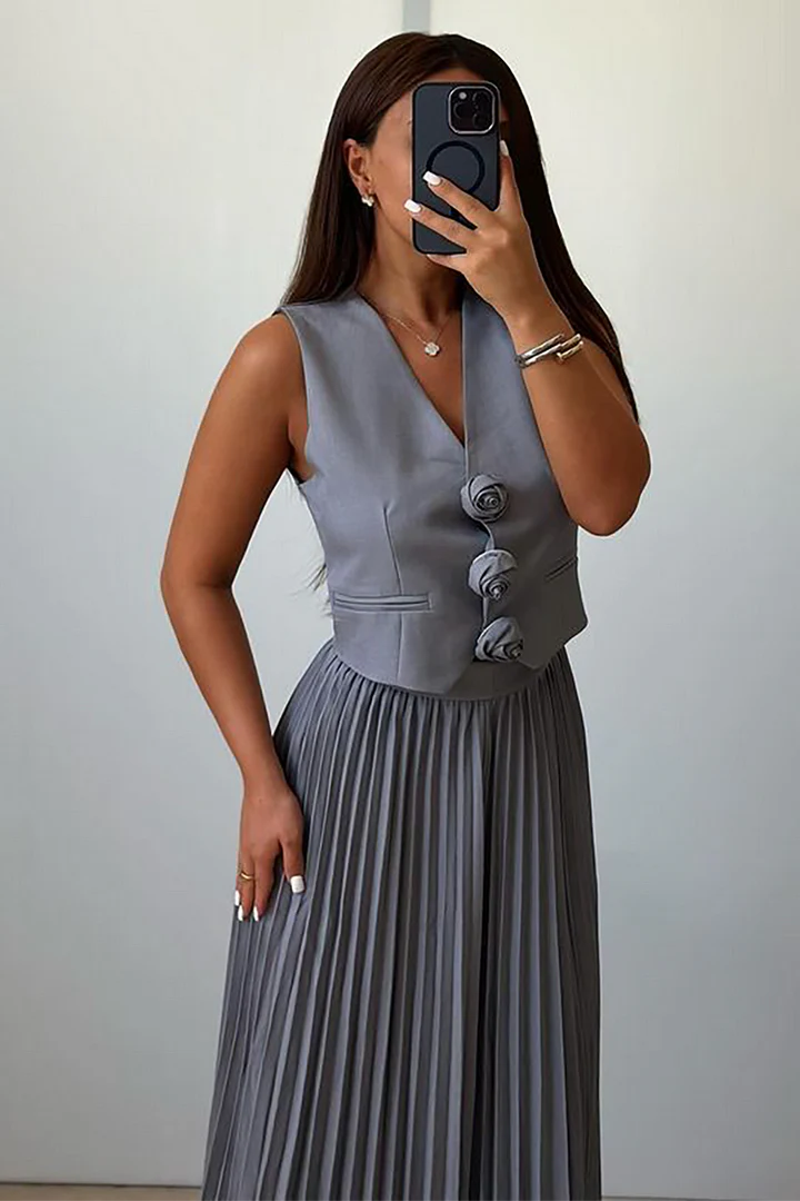 Ensemble sans manches avec détails fleurs + jupe plissée