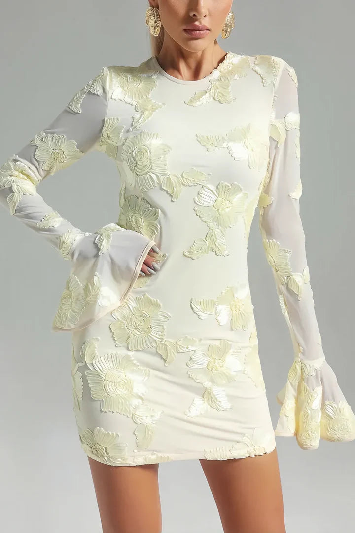 Robe ajustée à manches évasées et dos ouvert