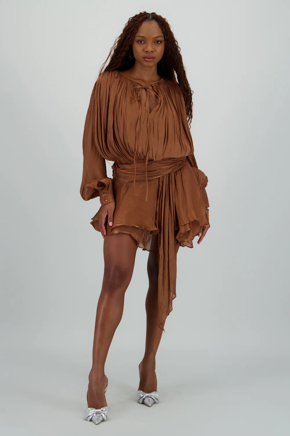 Robe courte plissée à volants