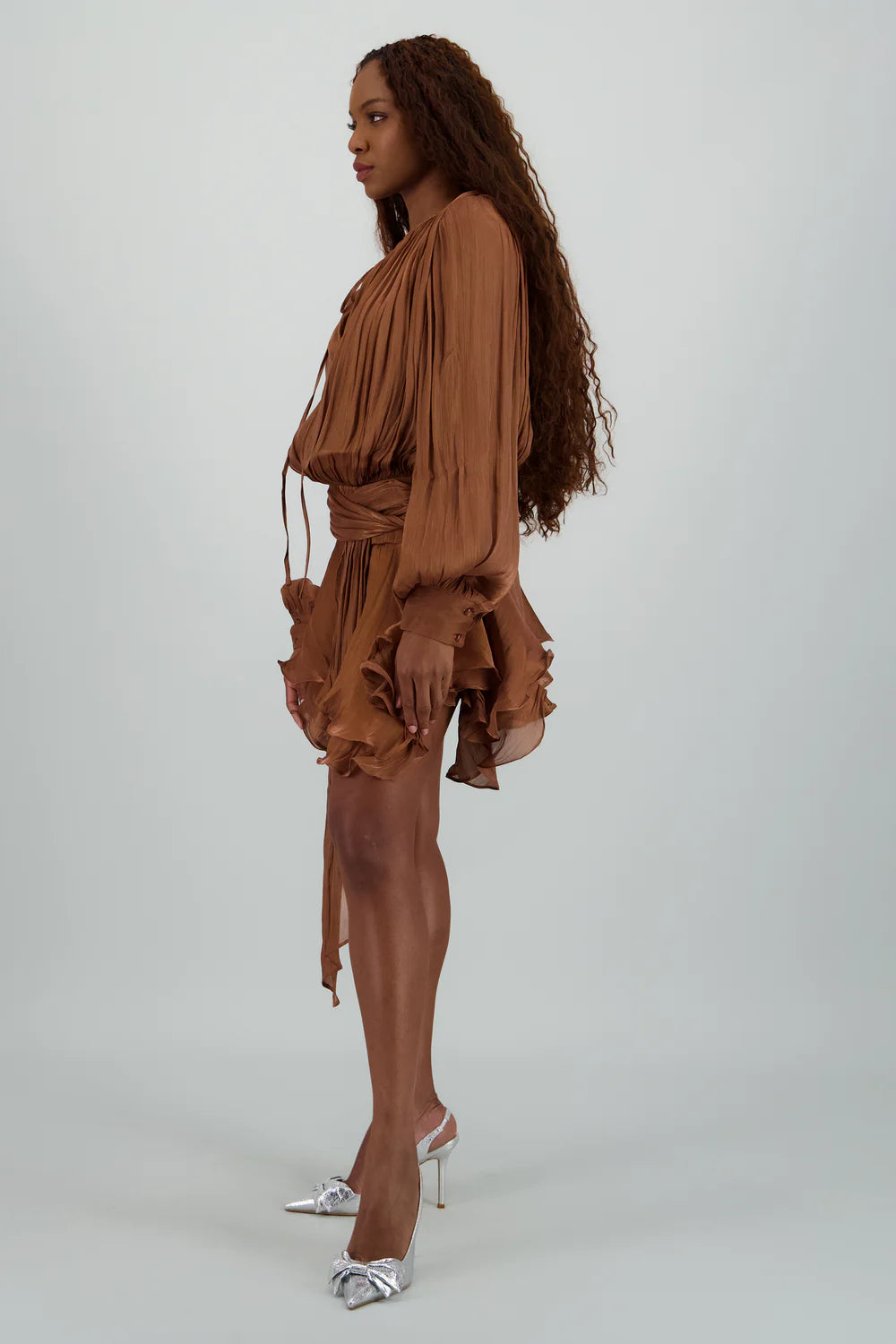 Robe courte plissée à volants