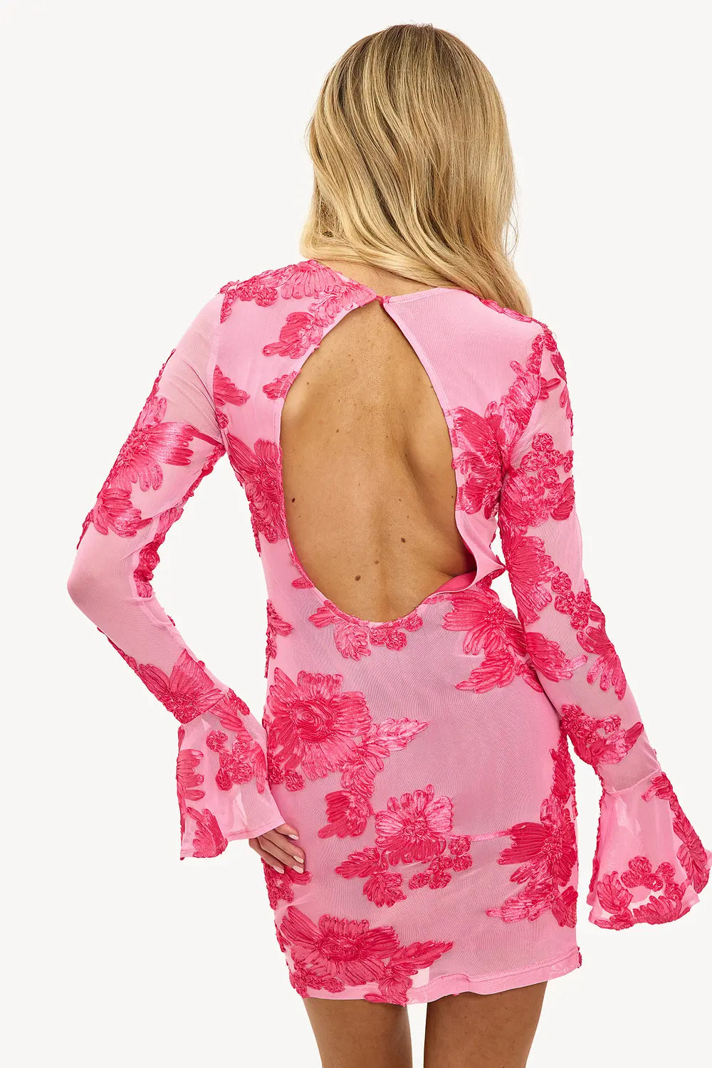 Robe ajustée à manches évasées et dos ouvert