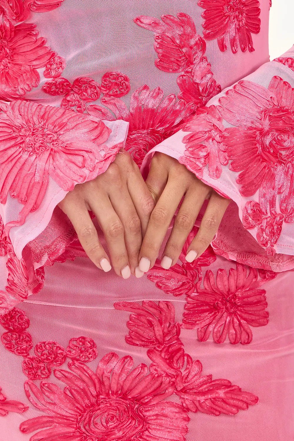 Robe ajustée à manches évasées et dos ouvert