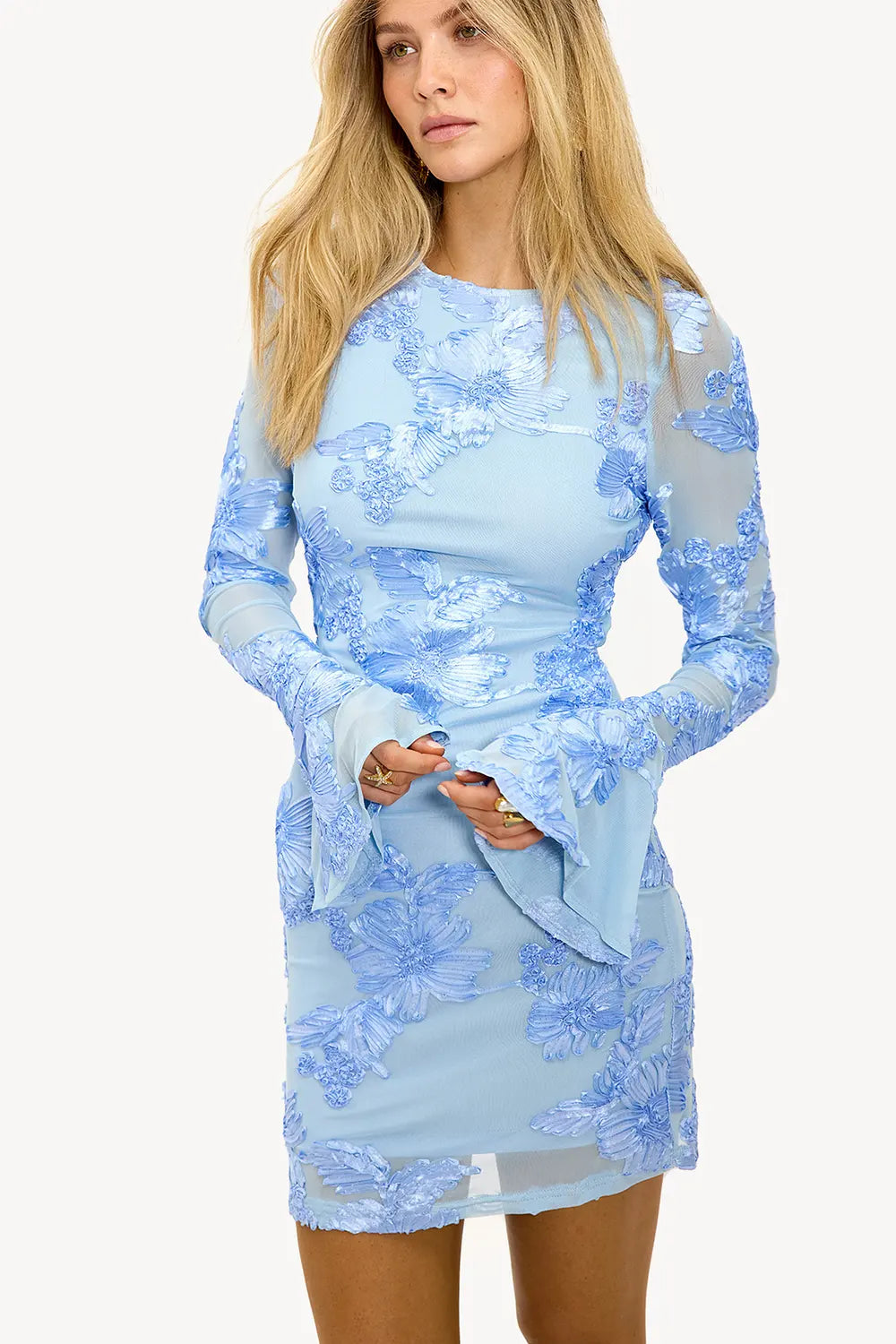 Robe ajustée à manches évasées et dos ouvert