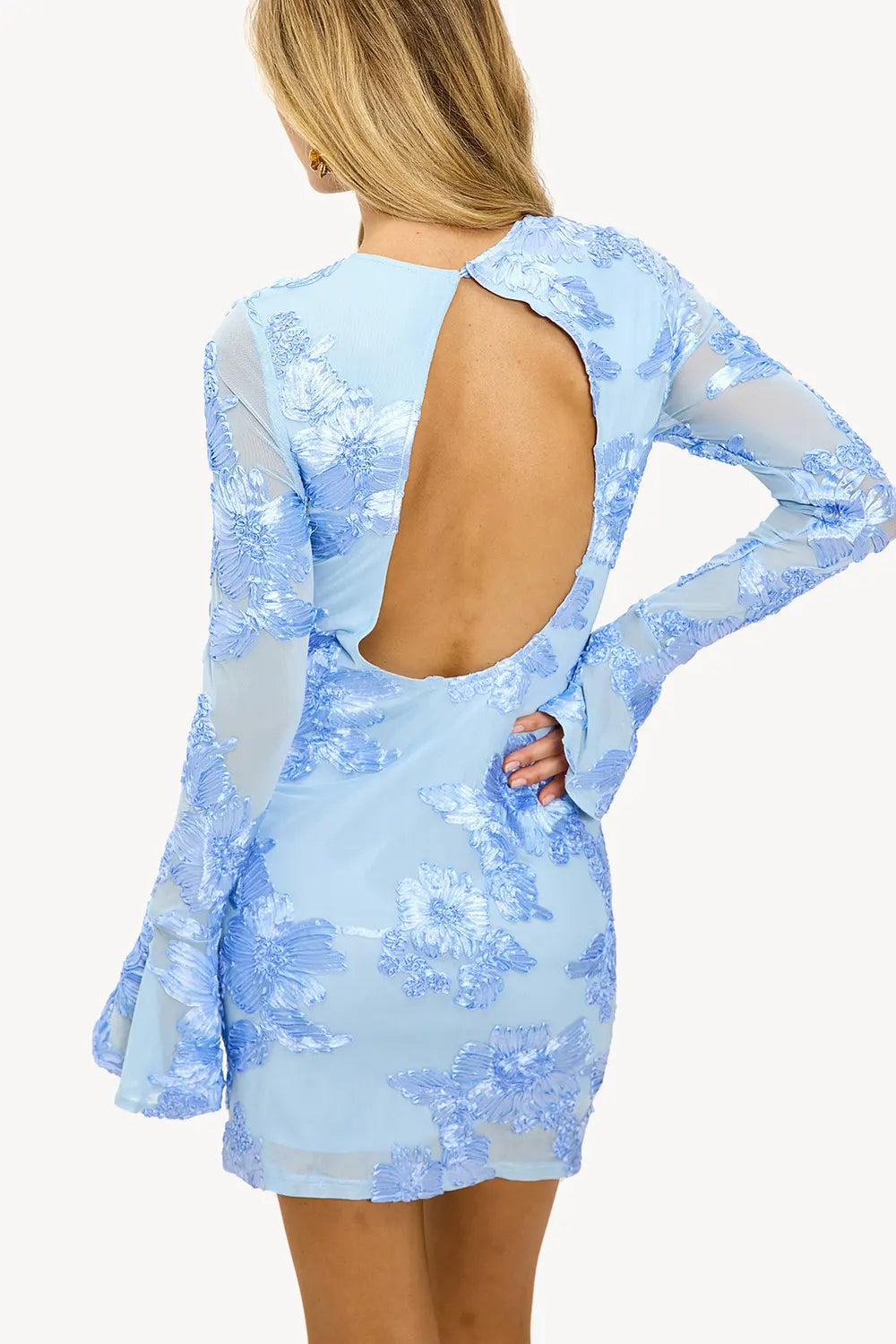 Robe ajustée à manches évasées et dos ouvert