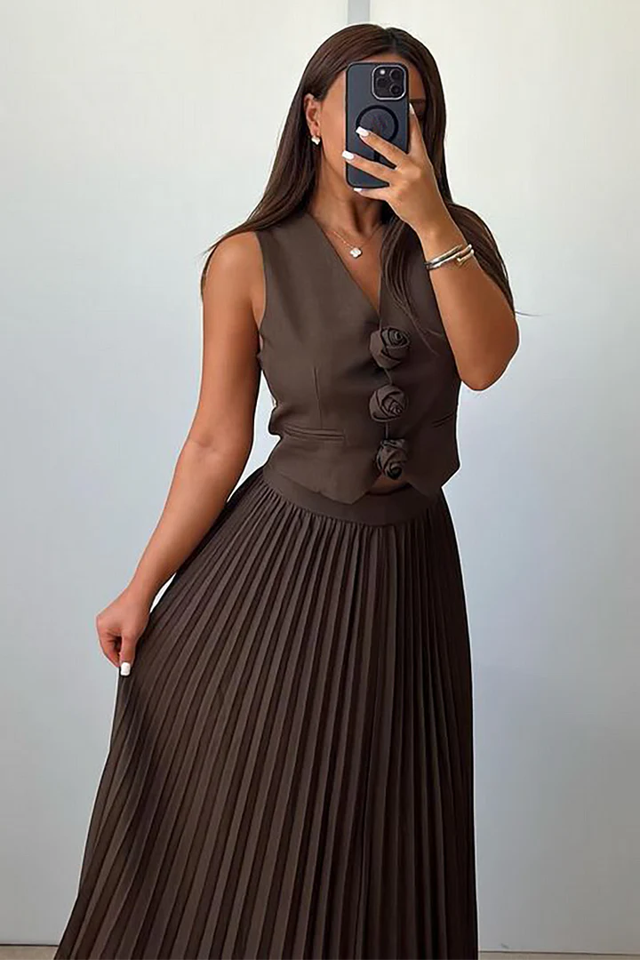 Ensemble sans manches avec détails fleurs + jupe plissée