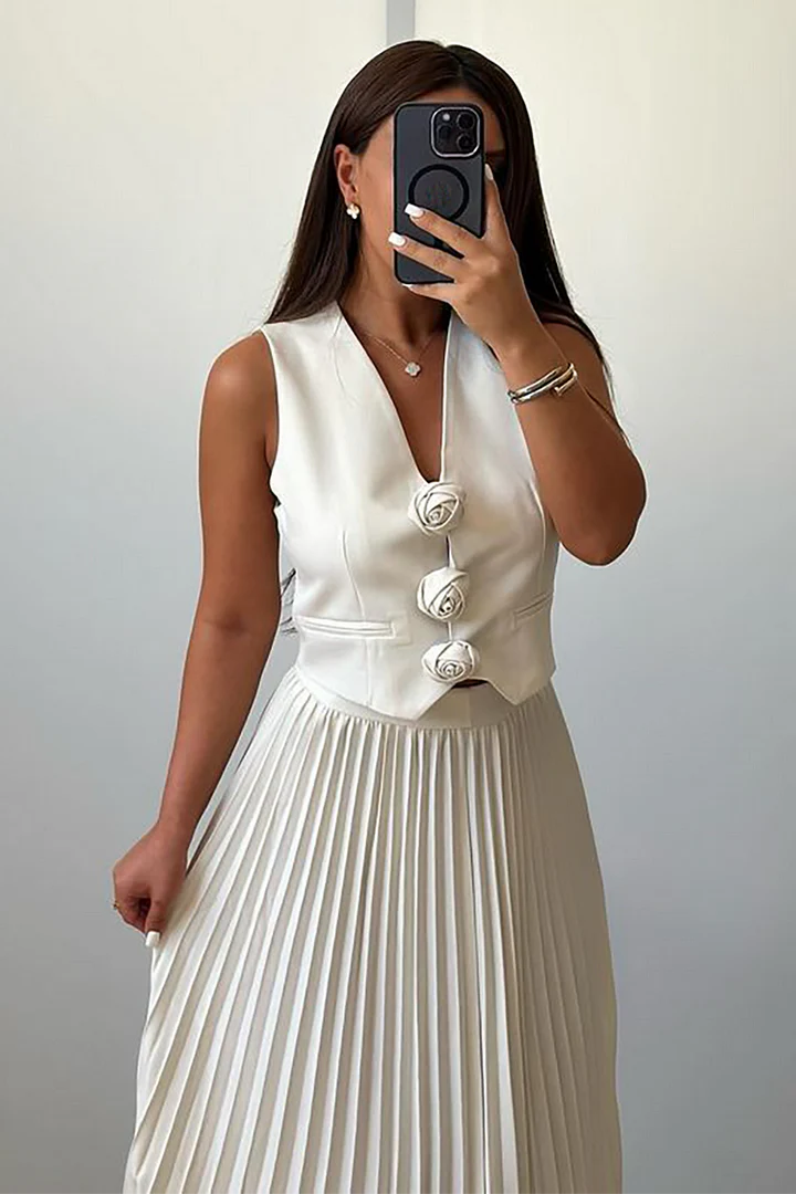 Ensemble sans manches avec détails fleurs + jupe plissée