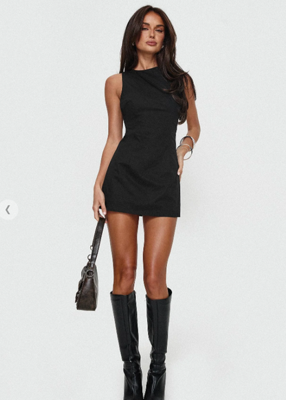 Robe noire sans manches