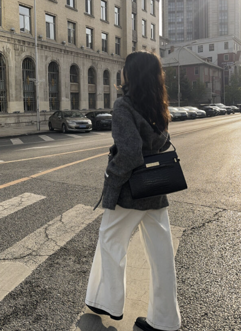 Manteau court ceinturé à col montant