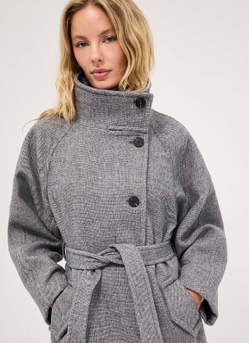Manteau court ceinturé à col montant