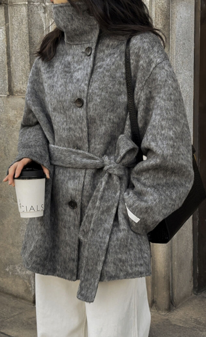 Manteau court ceinturé à col montant