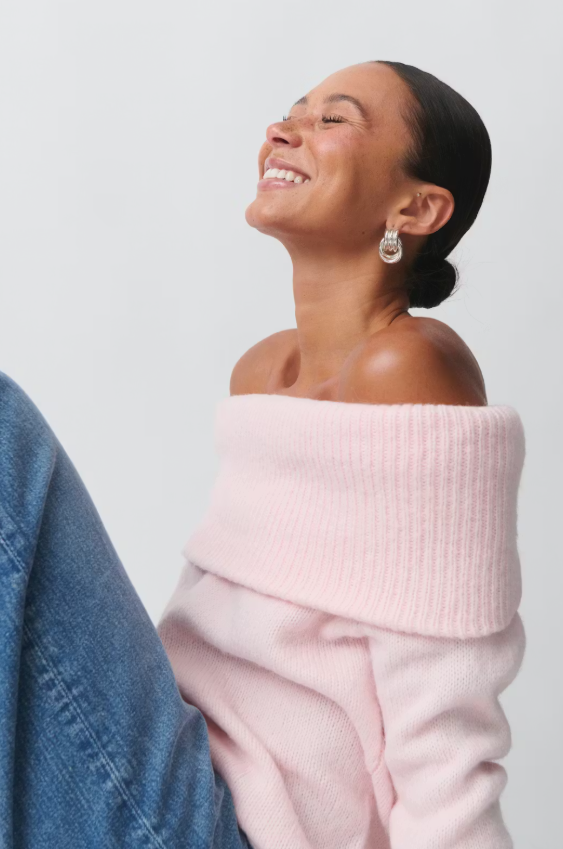 Pull à épaule dénudée