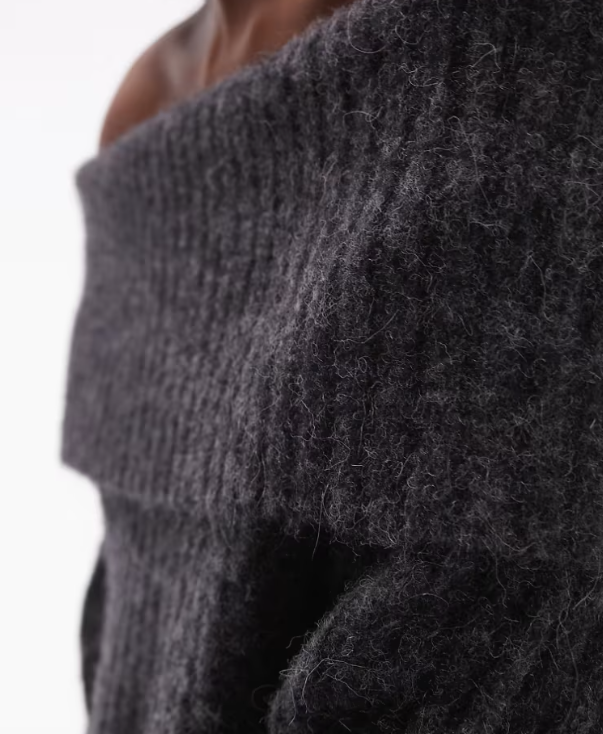 Pull à épaule dénudée