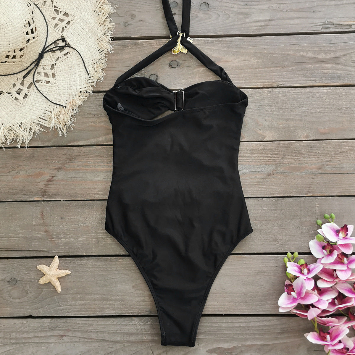 Maillot de bain une pièce à ornements dorés – collection été 2025