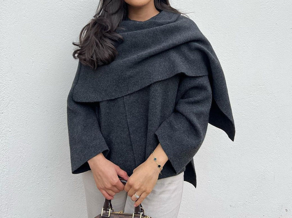 Manteau court en maille avec écharpe