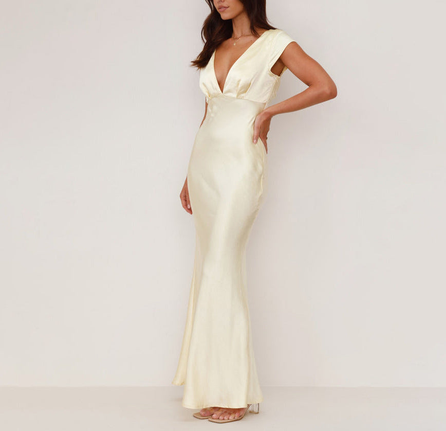 Robe élégante dos nu à décolleté