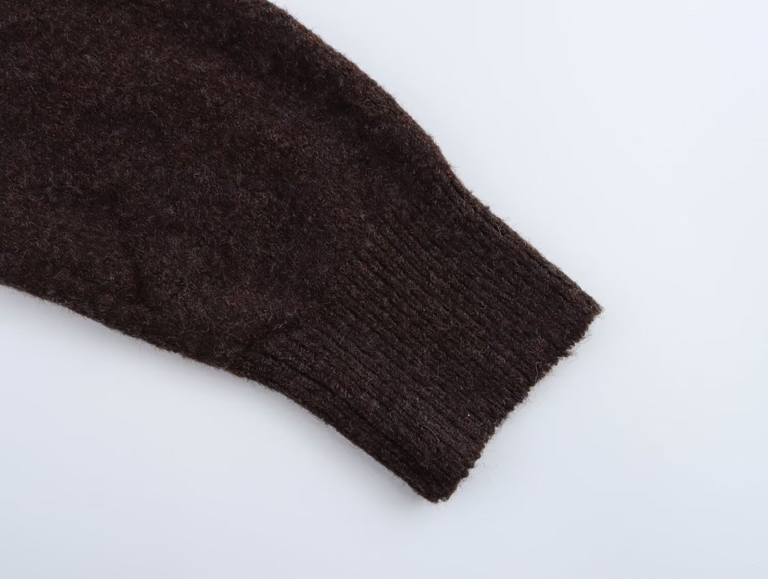 Pull col droit ouvert épaules