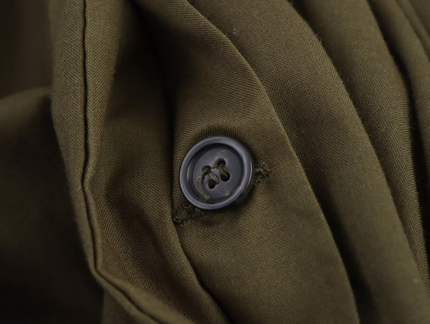 Robe midi plissée à col en V