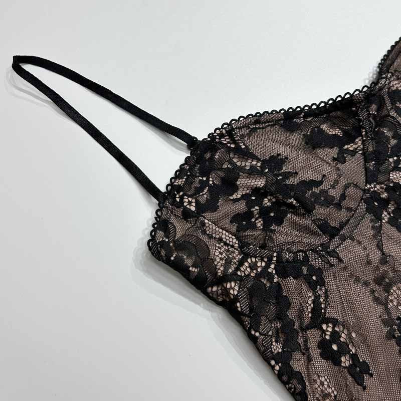 Robe en dentelle à fines bretelles