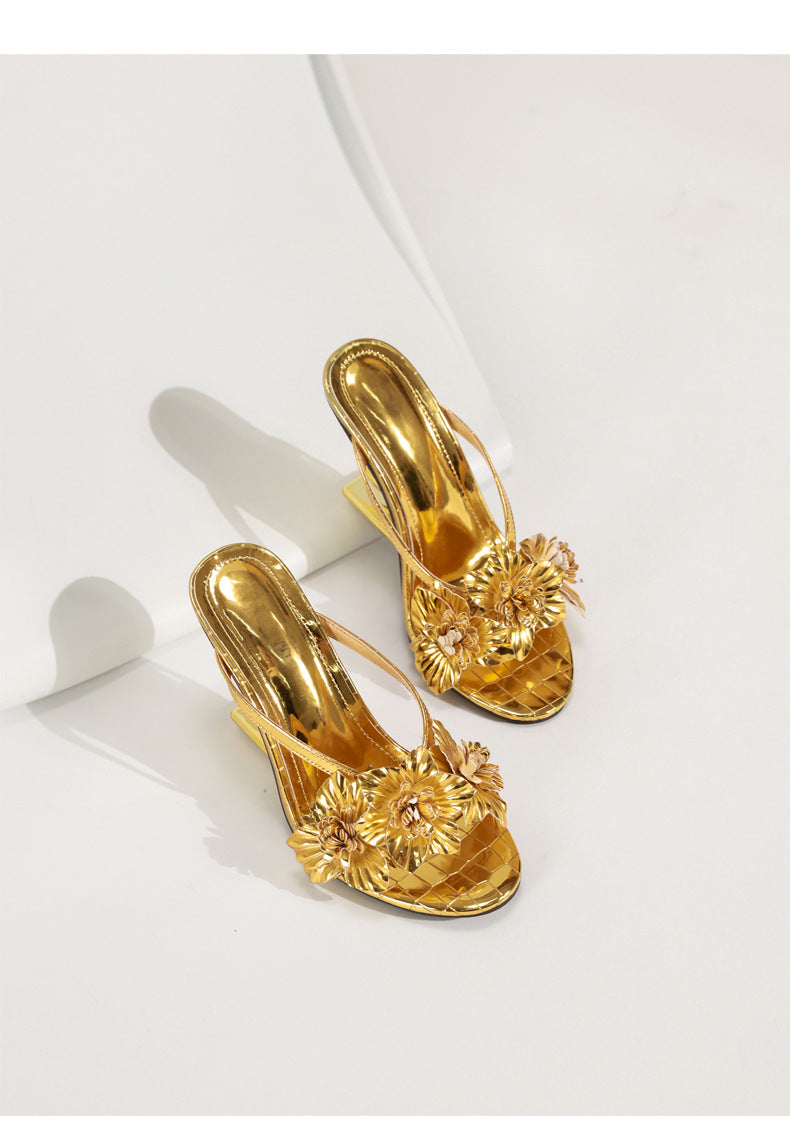 Mules Été à Talon Métal – Fleur Sculptée & Bout Rond