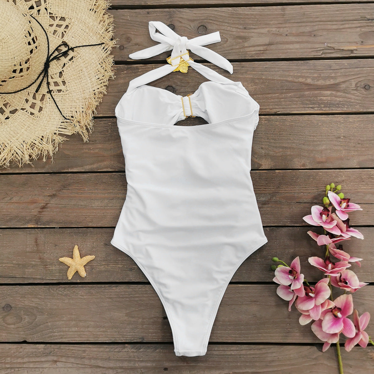 Maillot de bain une pièce à ornements dorés – collection été 2025
