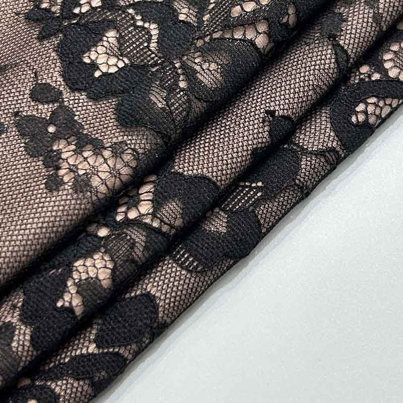 Robe en dentelle à fines bretelles