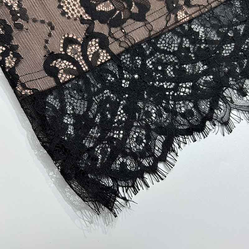 Robe en dentelle à fines bretelles