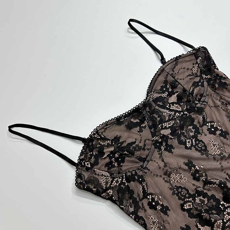 Robe en dentelle à fines bretelles