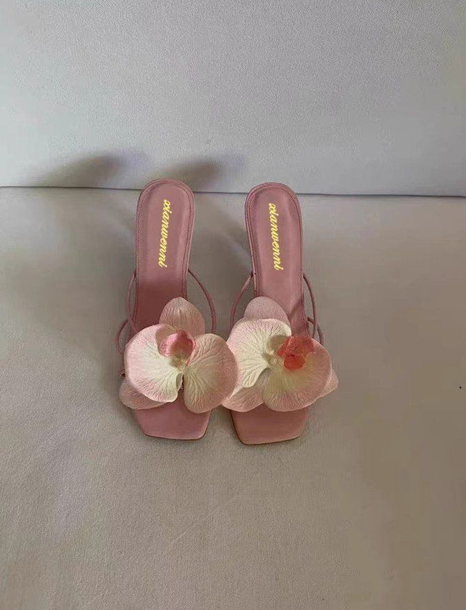 Mules à Talons avec Fleur Sculptée