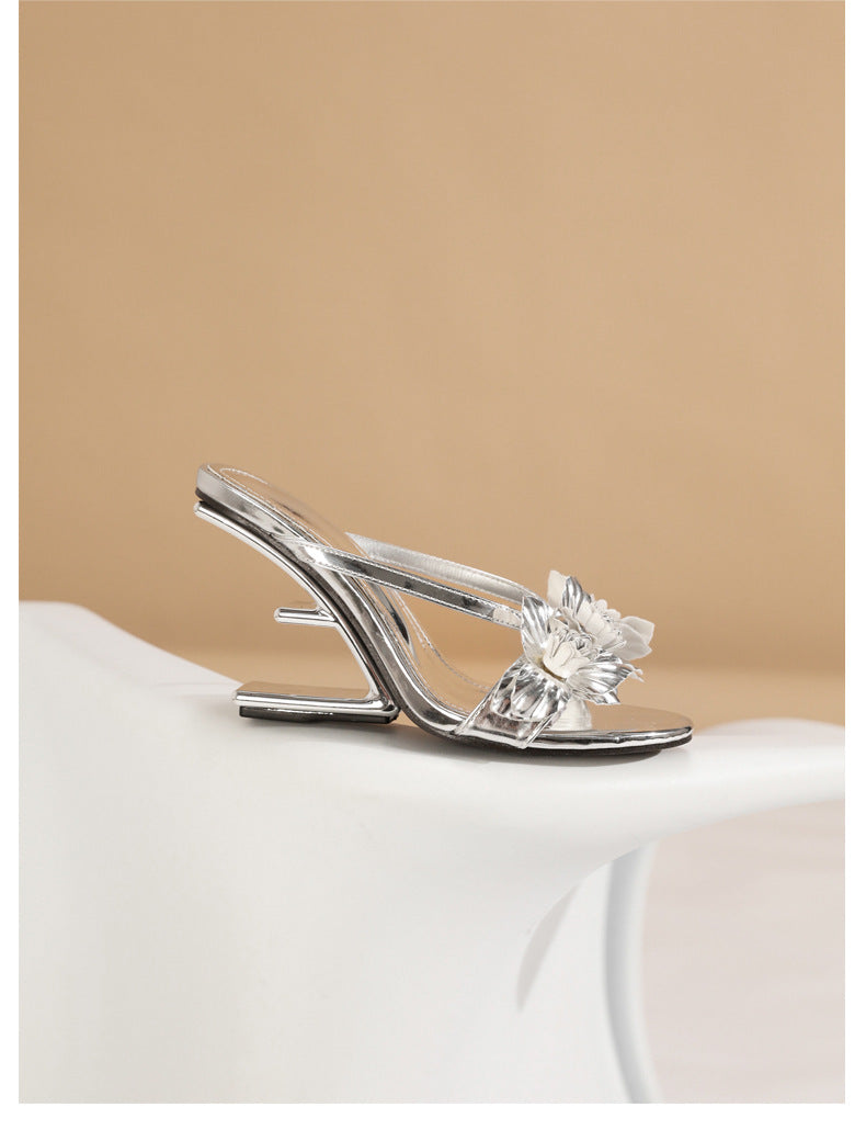 Mules Été à Talon Métal – Fleur Sculptée & Bout Rond