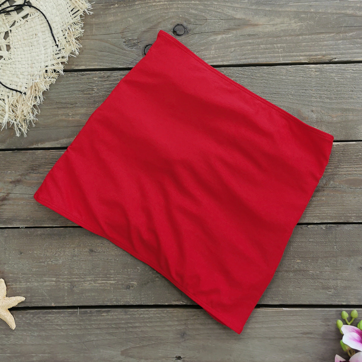 Maillot de bain une pièce à ornements dorés – collection été 2025