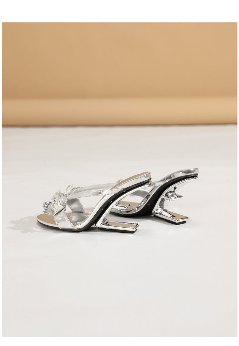 Mules Été à Talon Métal – Fleur Sculptée & Bout Rond