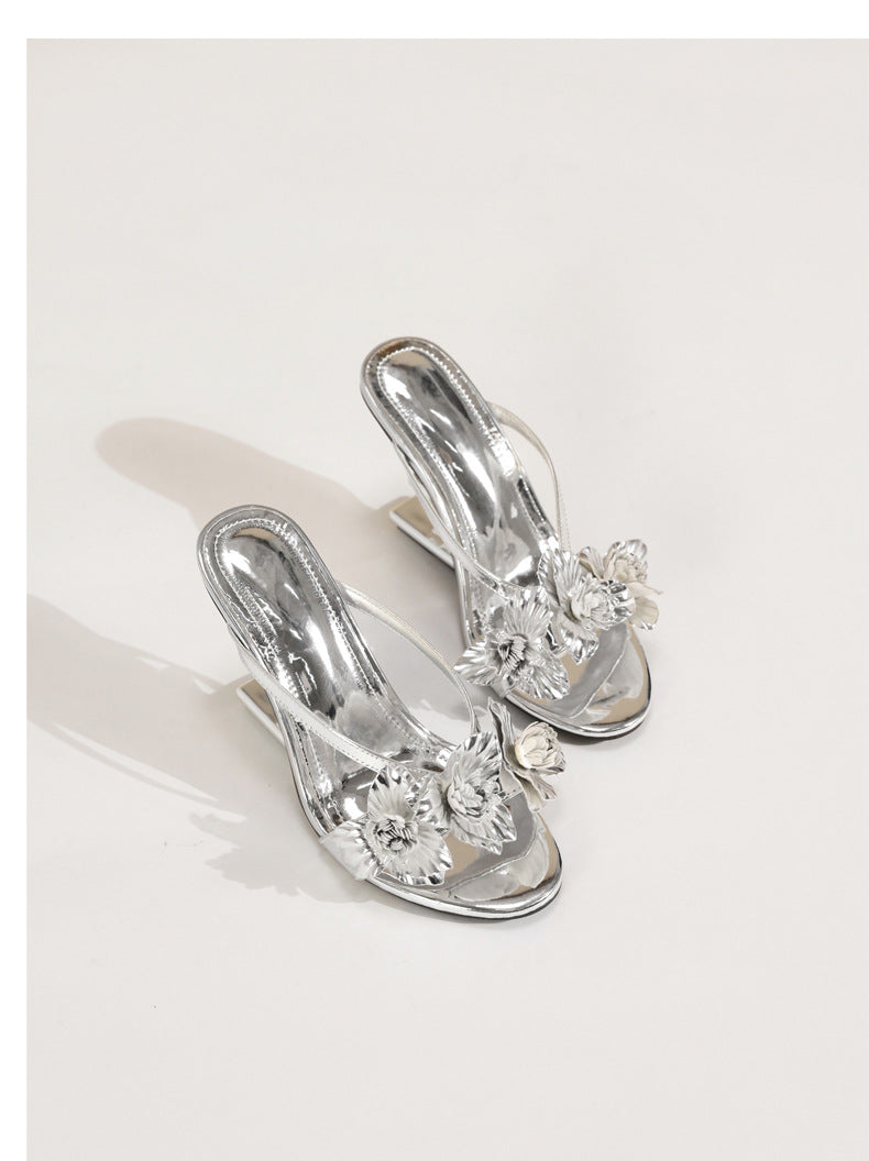 Mules Été à Talon Métal – Fleur Sculptée & Bout Rond