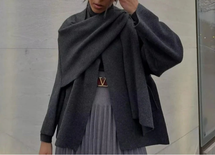 Manteau court en maille avec écharpe