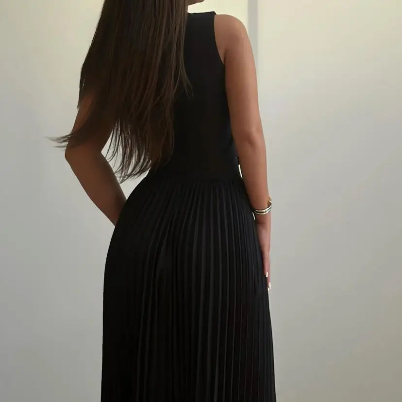 Ensemble sans manches avec détails fleurs + jupe plissée