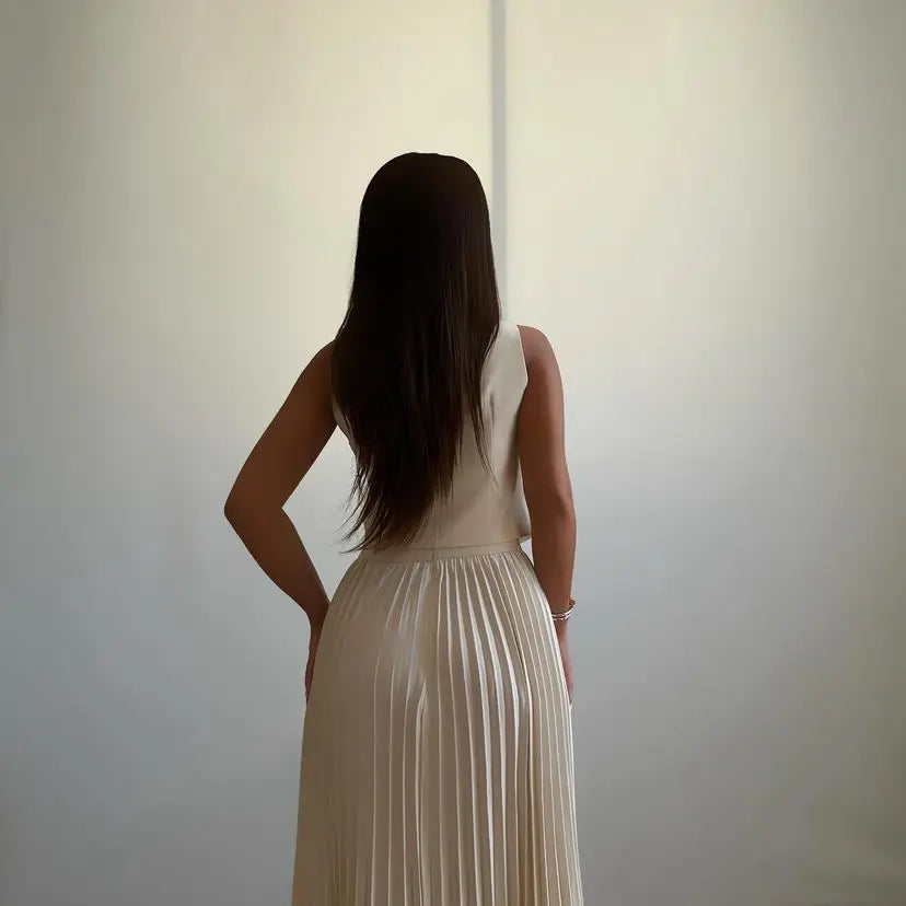 Ensemble sans manches avec détails fleurs + jupe plissée