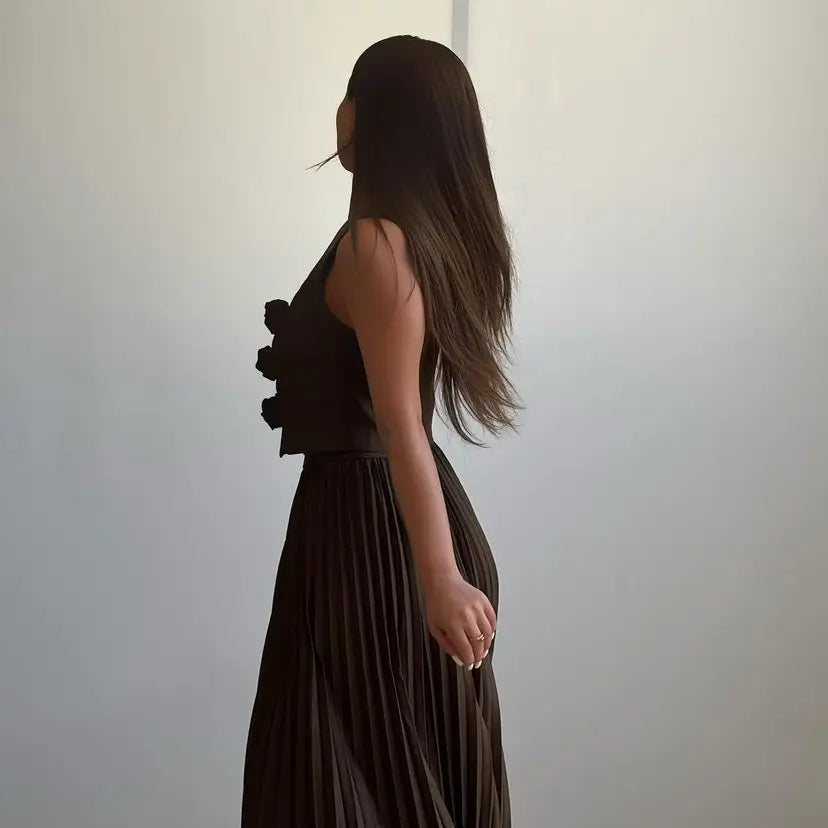Ensemble sans manches avec détails fleurs + jupe plissée