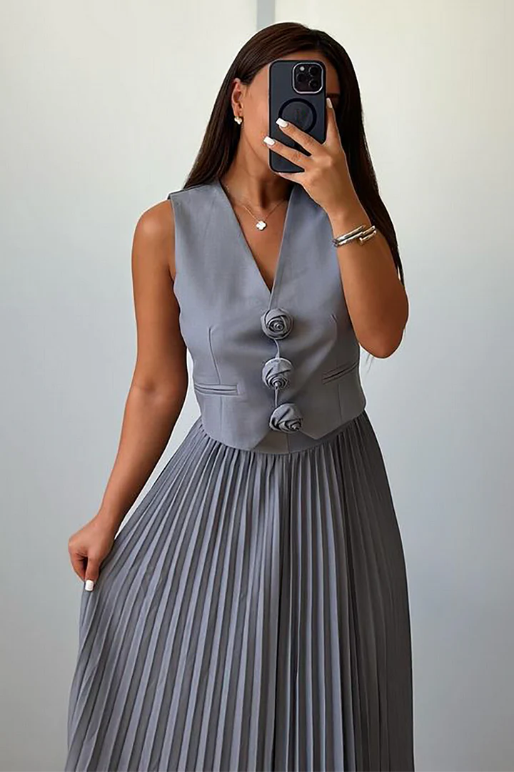 Ensemble sans manches avec détails fleurs + jupe plissée