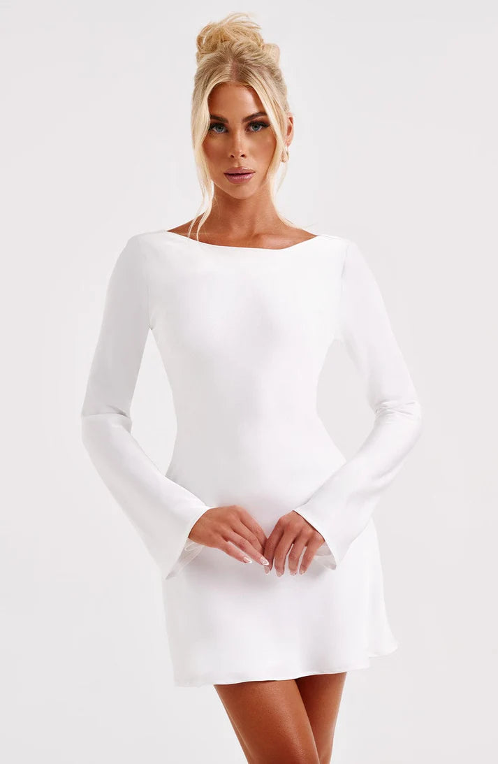 Robe courte dos nu à manches longues