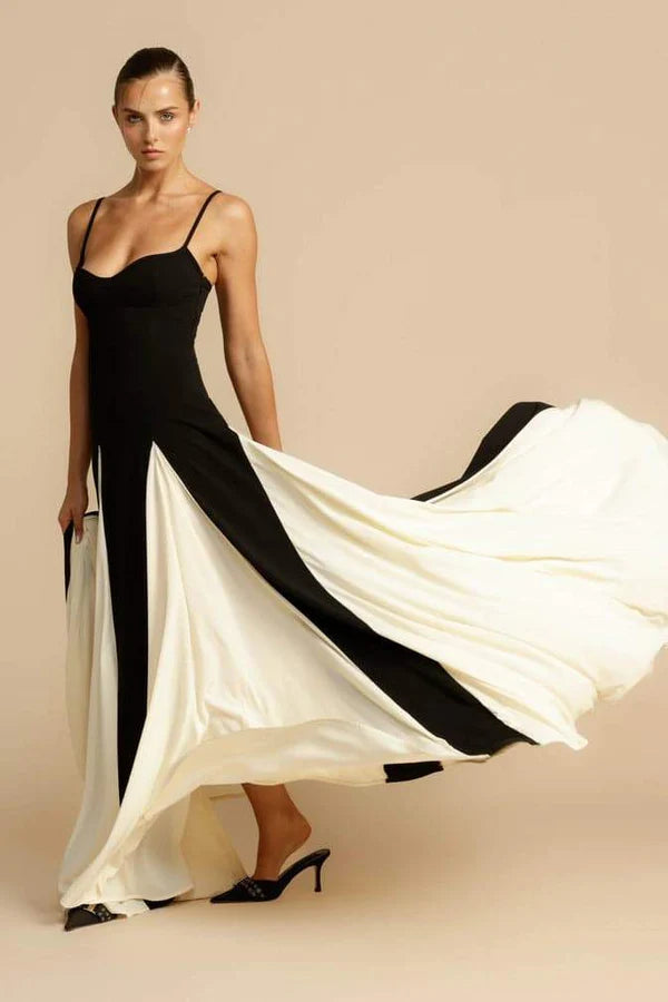 Robe longue noir et blanche à fines bretelles fluide